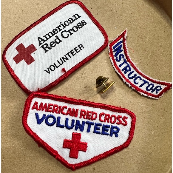 vintage Red Cross patch and pin set - Picture 3 of 11